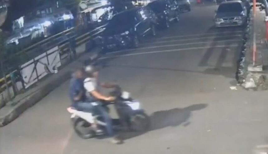 Dua terduga pelaku penyiraman air keras ke Andrie Yunus, Kamis (12/3/2026) malam. Foto: Tangkapan layar video