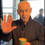 Video Benjamin Netanyahu saat di kedai kopi. Foto: Tangkapan layar video viral