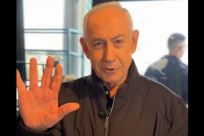 Video Benjamin Netanyahu saat di kedai kopi. Foto: Tangkapan layar video viral