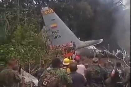 Pesawat militer Kolombia jatuh saat lepas landas. Foto: Tangkapan layar video