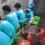 Petugas SPPG mencuci ayam di tempat wudu masjid. Foto: Tangkapan video viral