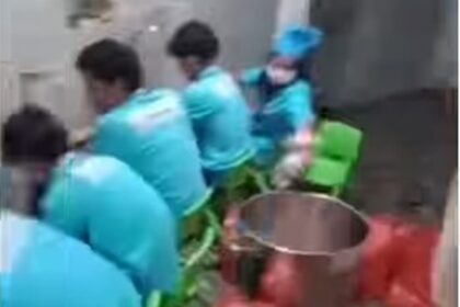 Petugas SPPG mencuci ayam di tempat wudu masjid. Foto: Tangkapan video viral