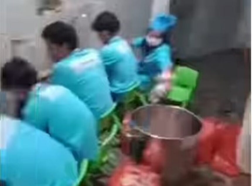 Petugas SPPG mencuci ayam di tempat wudu masjid. Foto: Tangkapan video viral