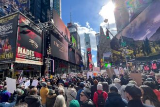 Warga New York turun ke jalan tuntut Trump. Foto: tangkap layar X @logos_id