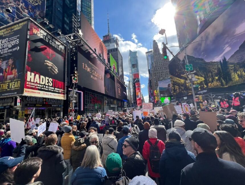 Warga New York turun ke jalan tuntut Trump. Foto: tangkap layar X @logos_id