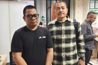 IRV (kiri), jaksa gadungan yang ditangkap Pan SDO Kejati Jabar. Foto: Seksi Penkum Kejati Jabar