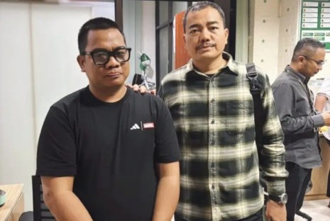 IRV (kiri), jaksa gadungan yang ditangkap Pan SDO Kejati Jabar. Foto: Seksi Penkum Kejati Jabar