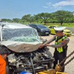 Petugas mengevakuasi mobil yang mengalami kecelakaan di Tol Batang-Semarang, Kamis (19/3/2026). Foto: Humas Polres Batang