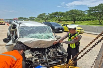 Petugas mengevakuasi mobil yang mengalami kecelakaan di Tol Batang-Semarang, Kamis (19/3/2026). Foto: Humas Polres Batang