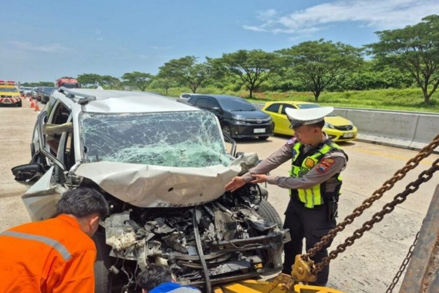 Petugas mengevakuasi mobil yang mengalami kecelakaan di Tol Batang-Semarang, Kamis (19/3/2026). Foto: Humas Polres Batang