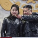 Pemimpin Korea Utara Kim Jong Un dan putrinya Kim Ju Ae menyaksikan parade militer di Pyongyang. Foto: KCNA