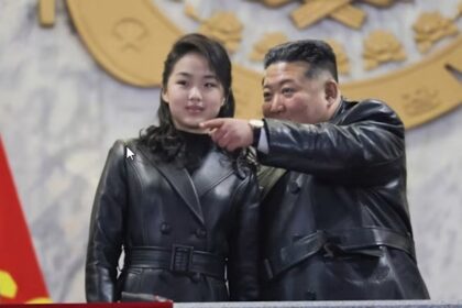Pemimpin Korea Utara Kim Jong Un dan putrinya Kim Ju Ae menyaksikan parade militer di Pyongyang. Foto: KCNA