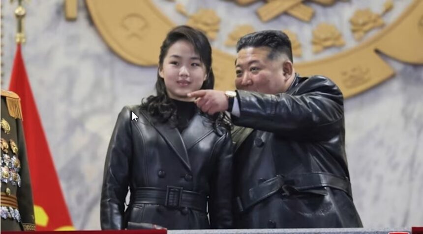 Pemimpin Korea Utara Kim Jong Un dan putrinya Kim Ju Ae menyaksikan parade militer di Pyongyang. Foto: KCNA