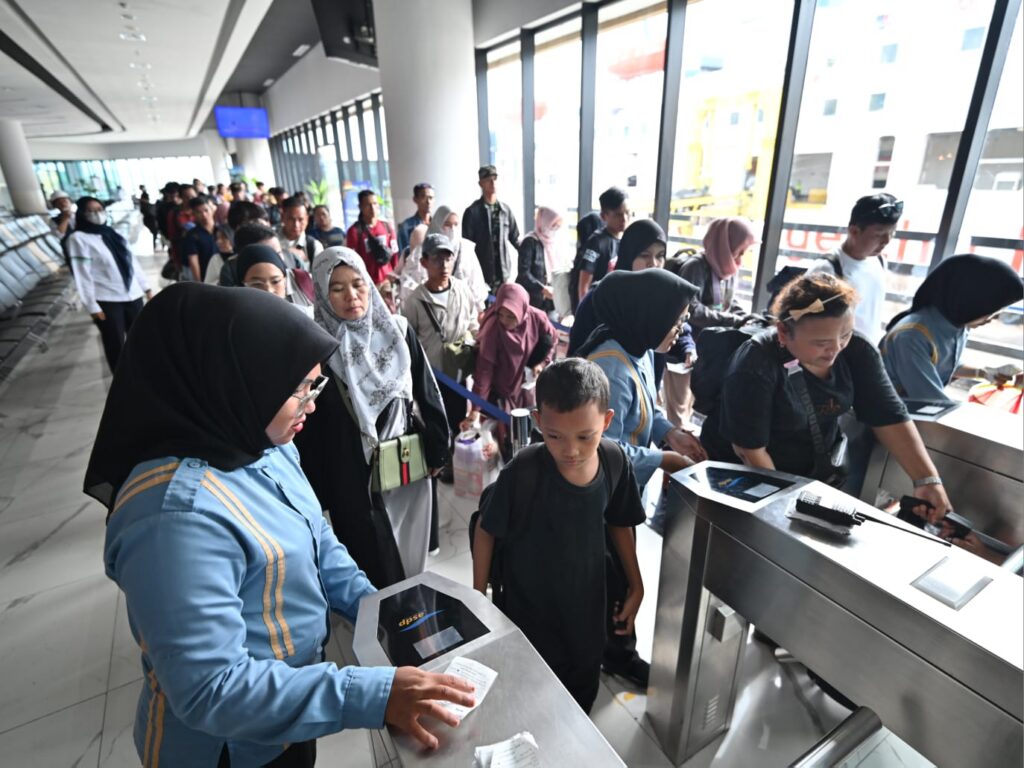 Diprediksi 108 ribu penumpang dan 353 ribu kendaraan akan menyeberang dari Sumatera menuju Jawa pada mudik Lebaran 2026 ini. (dok. ASDP).