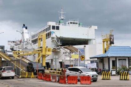 Diprediksi 108 ribu penumpang dan 353 ribu kendaraan akan menyeberang dari Sumatera menuju Jawa pada mudik Lebaran 2026 ini. (dok. ASDP).
