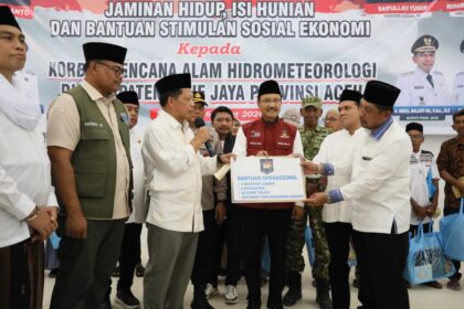Mendagri Muhammad Tito Karnavian bersama Menteri Sosial Saifullah Yusuf menyalurkan bantuan untuk korban bencana hidrometeorologi di Kabupaten Pidie Jaya di Gedung MTQ Kabupaten Pidie Jaya, Aceh, Jumat (6/3/2026). Foto: Kemendagri