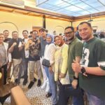 Ketum BPC HIPMI Depok, Ardian Fajar Prastyawan (tengah-batik cokelat) saat hadir di acara peluncuran soft opening L’Nuca Molas Coffee and Eatery di kawasan Apartemen Mahata Margonda Depokyangdikelola Perumnas, Jumat (6/3/2026). Foto: Dok HIPMI Depok