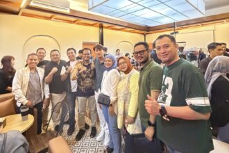 Ketum BPC HIPMI Depok, Ardian Fajar Prastyawan (tengah-batik cokelat) saat hadir di acara peluncuran soft opening L’Nuca Molas Coffee and Eatery di kawasan Apartemen Mahata Margonda Depokyangdikelola Perumnas, Jumat (6/3/2026). Foto: Dok HIPMI Depok