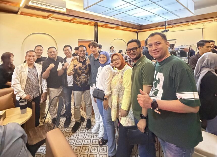 Ketum BPC HIPMI Depok, Ardian Fajar Prastyawan (tengah-batik cokelat) saat hadir di acara peluncuran soft opening L’Nuca Molas Coffee and Eatery di kawasan Apartemen Mahata Margonda Depokyangdikelola Perumnas, Jumat (6/3/2026). Foto: Dok HIPMI Depok