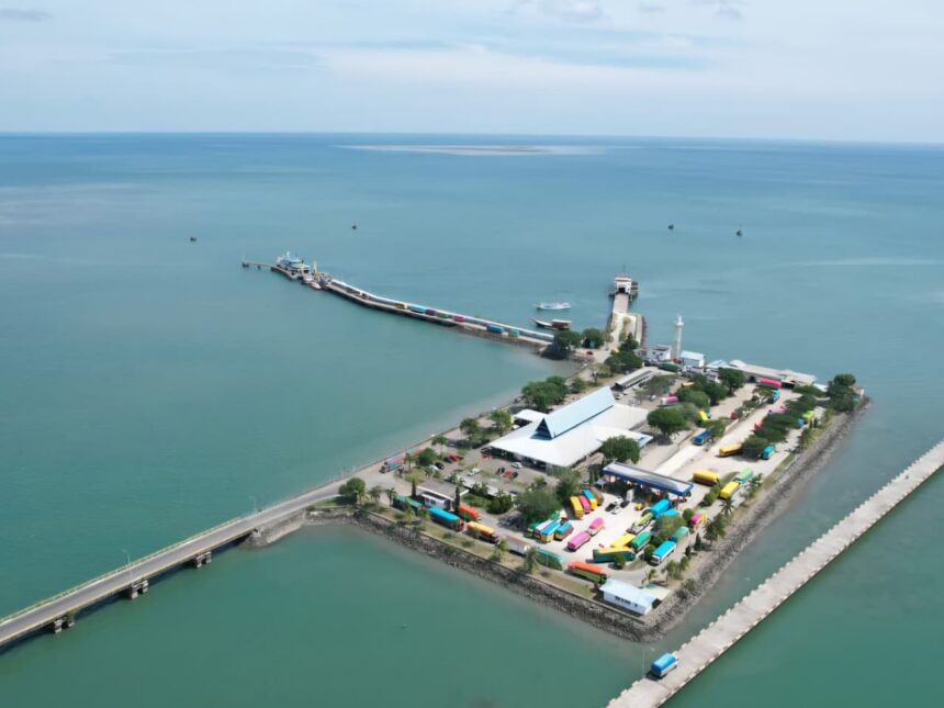 PT ASDP Indonesia Ferry (Persero) melakukan penyesuaian operasional layanan penyeberangan dengan mengalihkan sementara lintasan Bajoe – Kolaka ke lintasan Siwa – Kolaka pada periode 1 April hingga 1 Juni 2026. (dok. ASDP).