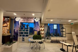 Hotel Ciputra Jakarta berkolaborasi dengan Ellyhan Jewelry menghadirkan D.I.Y Corner terbaru yang berlokasi di area lobby hotel. (dok. Hotel Ciputra Jakarta).