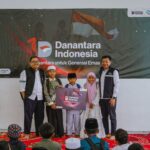 PT ASDP Indonesia Ferry (Persero) turut menyelenggarakan kegiatan penyerahan simbolis paket perlengkapan sekolah yang dipusatkan di Masjid BSI, kawasan Bakauheni Harbour City, Lampung Selatan. (dok. ASDP).