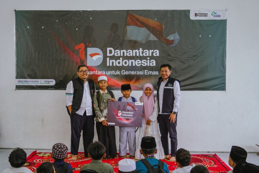 PT ASDP Indonesia Ferry (Persero) turut menyelenggarakan kegiatan penyerahan simbolis paket perlengkapan sekolah yang dipusatkan di Masjid BSI, kawasan Bakauheni Harbour City, Lampung Selatan. (dok. ASDP).