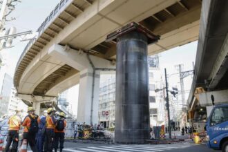 Pipa baja raksasa muncul tiba-tiba membuat heboh warga Osaka Jepang. Foto: net/AFP