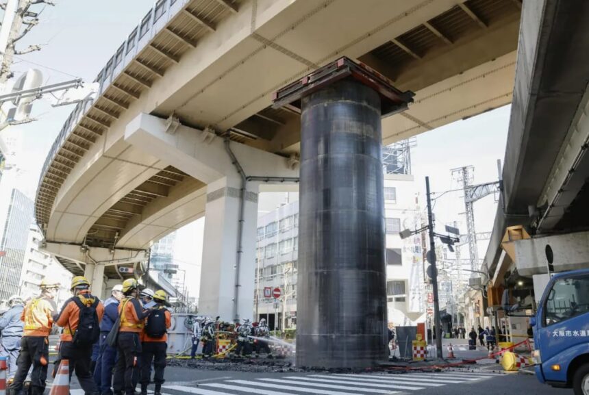 Pipa baja raksasa muncul tiba-tiba membuat heboh warga Osaka Jepang. Foto: net/AFP