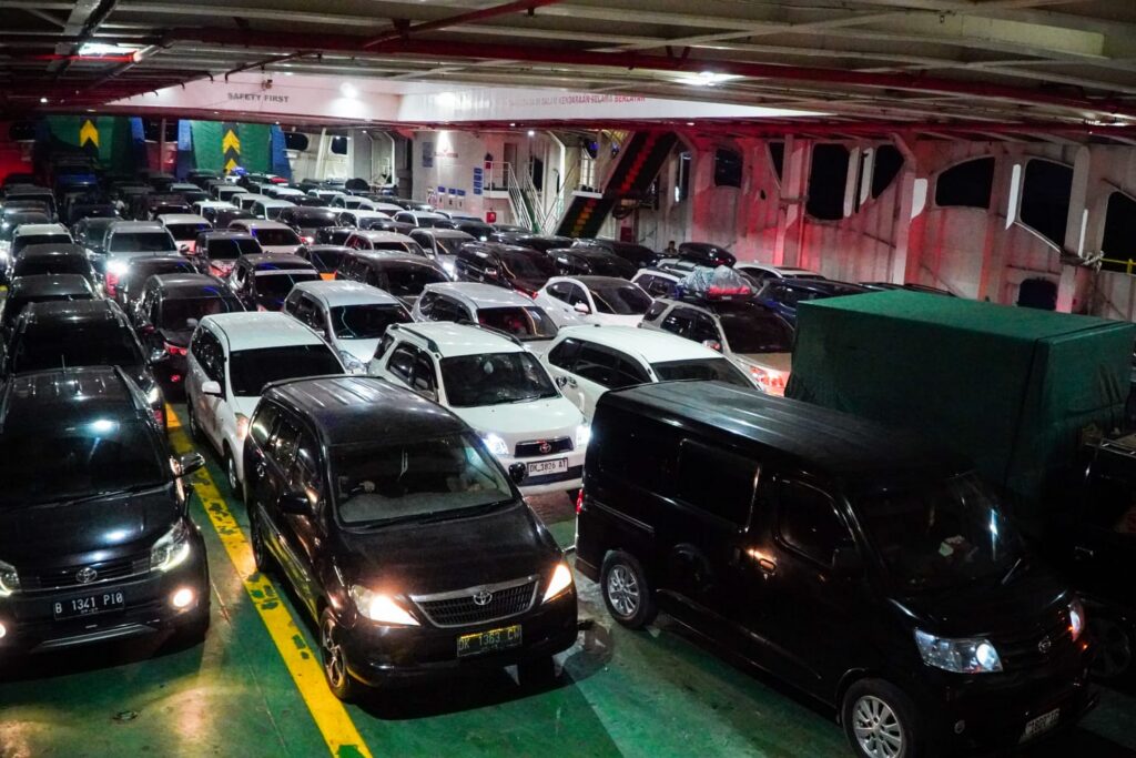 PT ASDP Indonesia Ferry (Persero) mengoptimalkan layanan penyeberangan di lintasan Ketapang–Gilimanuk seiring meningkatnya mobilitas masyarakat menjelang Angkutan Lebaran serta penutupan operasional penyeberangan saat Hari Raya Nyepi. (dok. ASDP).