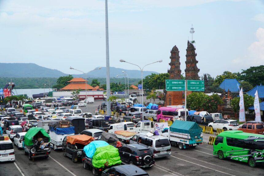 PT ASDP Indonesia Ferry (Persero) mengoptimalkan layanan penyeberangan di lintasan Ketapang–Gilimanuk seiring meningkatnya mobilitas masyarakat menjelang Angkutan Lebaran serta penutupan operasional penyeberangan saat Hari Raya Nyepi. (dok. ASDP).