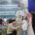 Ketua Fraksi Nasdem DPRD DKI Jakarta, Jupiter saat memberikan santunan anak yatim.(Foto istimewa)
