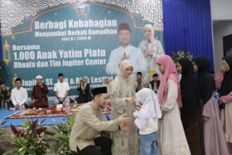 Ketua Fraksi Nasdem DPRD DKI Jakarta, Jupiter saat memberikan santunan anak yatim.(Foto istimewa)