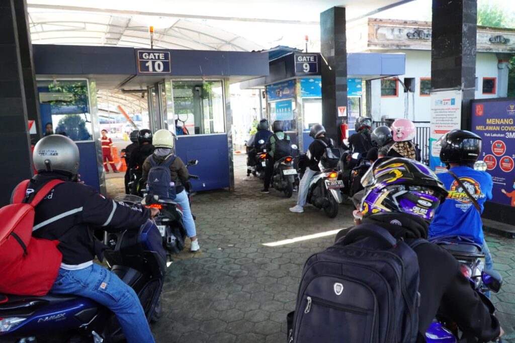 PT ASDP Indonesia Ferry (Persero) memastikan antrean kendaraan menuju Pelabuhan Gilimanuk telah berhasil terurai, dengan seluruh kendaraan kini terkendali di dalam area buffer zone. (dok. ASDP).