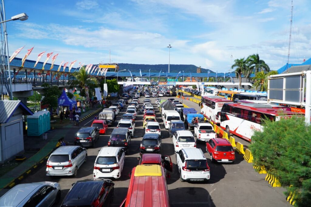 PT ASDP Indonesia Ferry (Persero) memastikan antrean kendaraan menuju Pelabuhan Gilimanuk telah berhasil terurai, dengan seluruh kendaraan kini terkendali di dalam area buffer zone. (dok. ASDP).