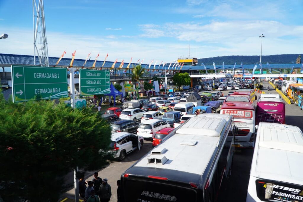 PT ASDP Indonesia Ferry (Persero) bergerak cepat memastikan arus kendaraan tetap terkendali dan layanan berjalan lancar usai dibukanya kembali layanan penyeberangan Ketapang–Gilimanuk pada Jumat (20/3/2026). (dok. ASDP).