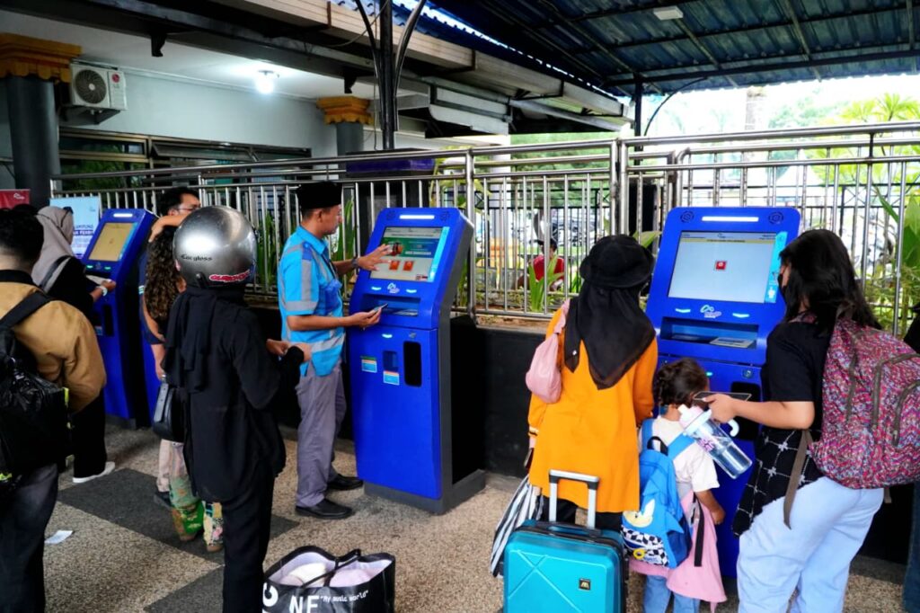 PT ASDP Indonesia Ferry (Persero) bergerak cepat memastikan arus kendaraan tetap terkendali dan layanan berjalan lancar usai dibukanya kembali layanan penyeberangan Ketapang–Gilimanuk pada Jumat (20/3/2026). (dok. ASDP).
