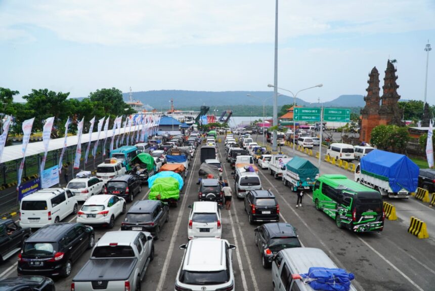 PT ASDP Indonesia Ferry (Persero) bergerak cepat memastikan arus kendaraan tetap terkendali dan layanan berjalan lancar usai dibukanya kembali layanan penyeberangan Ketapang–Gilimanuk pada Jumat (20/3/2026). (dok. ASDP).