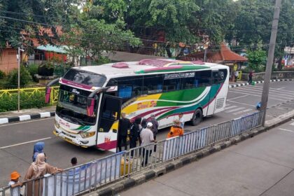Sejumlah pemudik tiba di Terminal Kampung Rambutan, Jakarta Timur, Senin (23/3/2026) siang. Foto: Joesvicar Iqbal/ipol.id