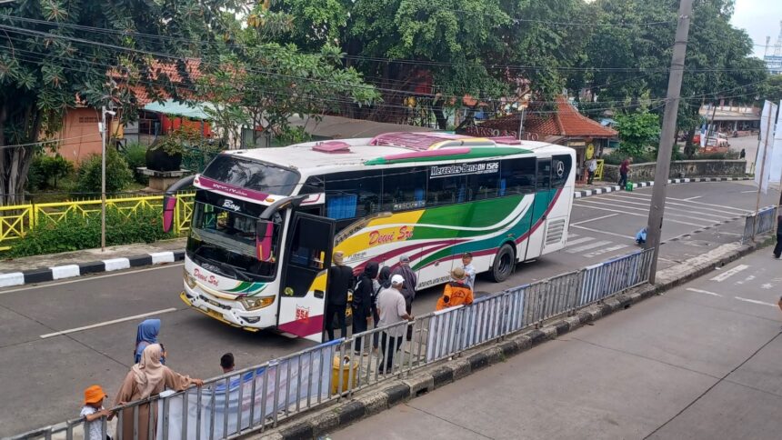 Sejumlah pemudik tiba di Terminal Kampung Rambutan, Jakarta Timur, Senin (23/3/2026) siang. Foto: Joesvicar Iqbal/ipol.id