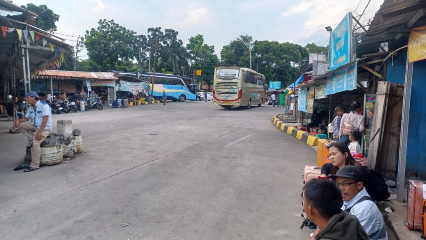 Arus balik libur Lebaran 2026 di Terminal Lebak Bulus, Kebayoran Lama, Jakarta Selatan, cenderung landai, Selasa (24/3/2026). Foto: Joesvicar Iqbal/ipol.id
