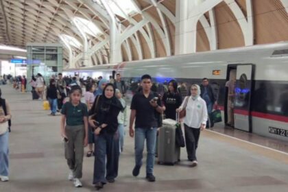 Penumpang kereta cepat tiba di area kedatangan di Stasiun Whoosh, Makasar, Jakarta Timur, Rabu (25/3/2026). Foto: Ist