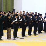 Ketua Mahkamah Agung Sunarto mengambil sumpah jabatan tujuh Anggota Dewan Komisioner OJK di Gedung Mahkamah Agung, Jakarta, Rabu (25/3/2026). Foto: OJK