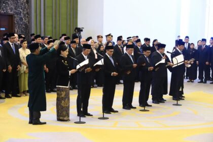 Ketua Mahkamah Agung Sunarto mengambil sumpah jabatan tujuh Anggota Dewan Komisioner OJK di Gedung Mahkamah Agung, Jakarta, Rabu (25/3/2026). Foto: OJK