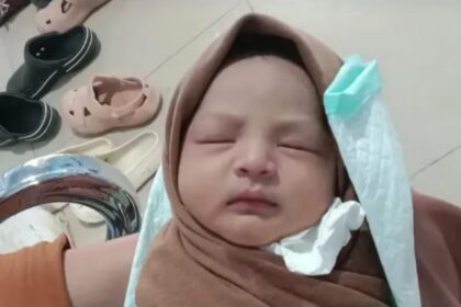 Bayi perempuan ditemukan terbungkus sajadah di masjid di Aceh Jaya. Foto: Instagram @aceh.viral