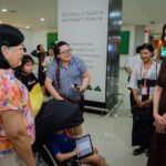 Menteri Pariwisata Widiyanti Putri Wardhana saat menyapa wisatawan yang sedang menunggu keberangkatan (domestik) untuk mendengar kesan dan pengalaman mereka selama berlibur di Bali di sela-sela visitasi Bandara Internasional I Gusti Ngurah Rai Bali, Kamis (26/3/2026). Foto: Dok Humas Kemenpar