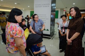 Menteri Pariwisata Widiyanti Putri Wardhana saat menyapa wisatawan yang sedang menunggu keberangkatan (domestik) untuk mendengar kesan dan pengalaman mereka selama berlibur di Bali di sela-sela visitasi Bandara Internasional I Gusti Ngurah Rai Bali, Kamis (26/3/2026). Foto: Dok Humas Kemenpar
