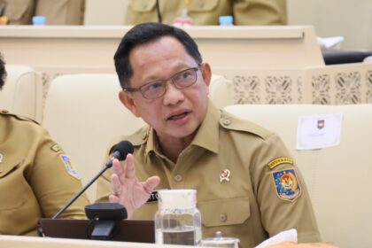 Mendagri Muhammad Tito Karnavian saat Rapat Kerja dan Rapat Dengar Pendapat bersama Komisi II DPR RI di Kompleks Parlemen, Senayan, Jakarta, Senin (30/3/2026). Foto: Kemendagri