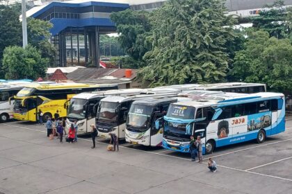 Terminal Kampung Rambutan, Kecamatan Ciracas, Jakarta Timur, telah siap melayani penumpang menuju berbagai kota di Pulau Jawa dan Sumatra saat arus mudik lebaran Idulfitri 2026. Foto: Dok/ipol.id