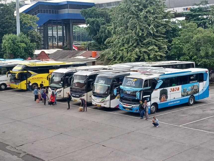 Terminal Kampung Rambutan, Kecamatan Ciracas, Jakarta Timur, telah siap melayani penumpang menuju berbagai kota di Pulau Jawa dan Sumatra saat arus mudik lebaran Idulfitri 2026. Foto: Dok/ipol.id